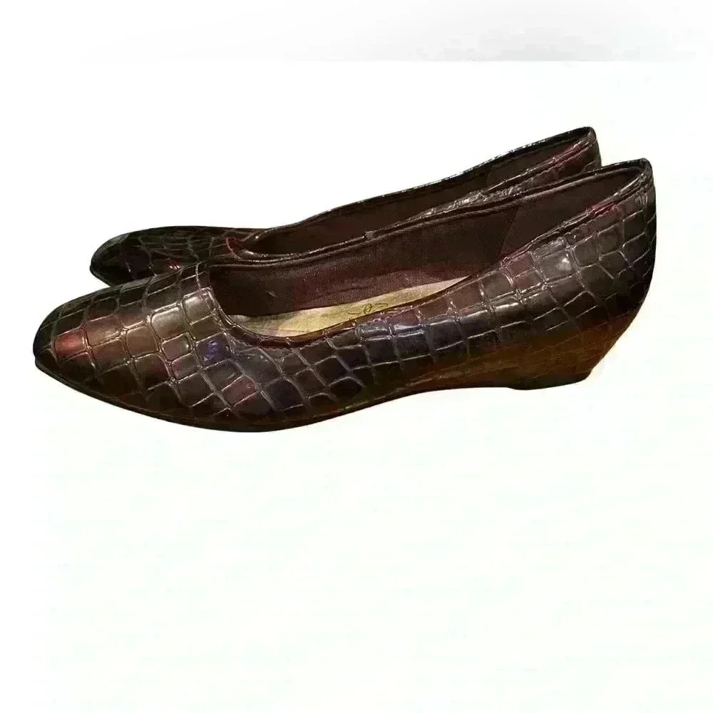 SOFT STYLE Hush Puppies Women's 9.5M Faux Alligator Slip-on  Flats NEW Maroon